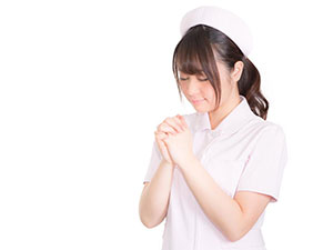 祈りをささげる看護師