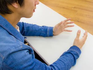 相談している男性